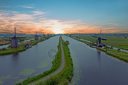 圩田历史欧洲来自荷兰Kinderdijk传统风车的空中飞机图片
