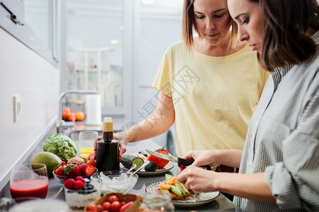 午餐有趣的俏皮妇女在厨房准备健康食品在厨房有乐趣概念饮食营养的妇女图片