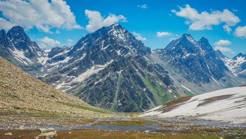 风景优美查谟和克什米尔邦Sonamarg美丽的山地景观冬天冒险图片