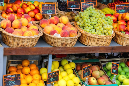 美食大蒜饮意利城市场水果摊位的意大利市场图片