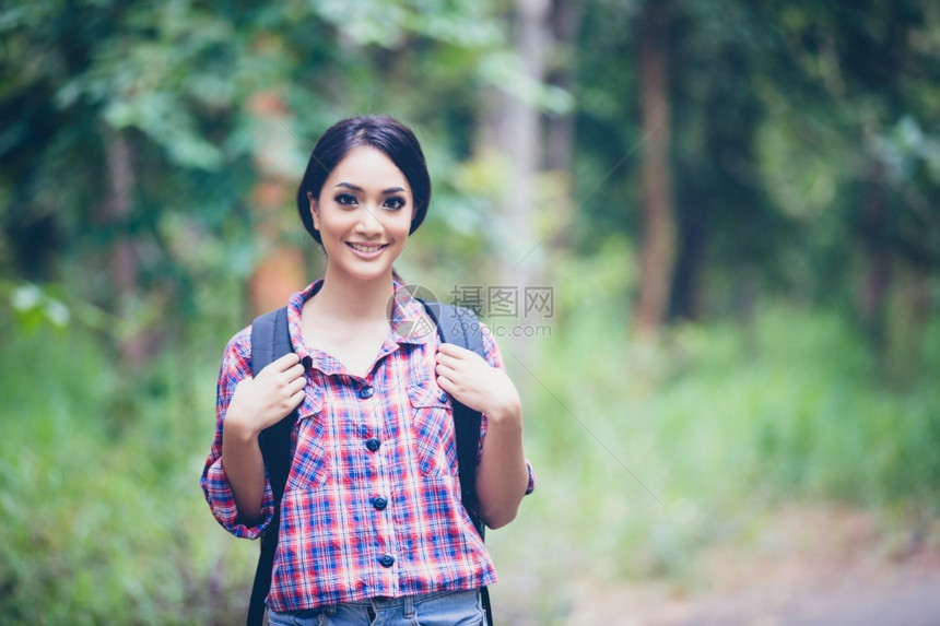 徒步旅行在森林中度假概念旅行时放松间的青年妇女探索者男人闲暇图片