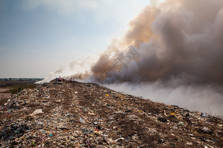 环境危险空气焚烧垃圾堆中的一废烟燃烧垃圾堆中的大量烟雾图片