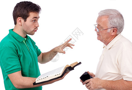 布道者父亲年轻福音传道者与一个老人分享上帝的言语书背景图片