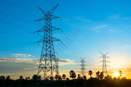 明亮的巴拉圭亚松森日出时电线力量背光背景图片