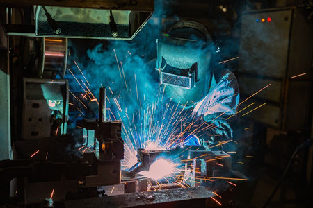 工业人正在厂中焊接修理金属部分的焊接氩气技术图片