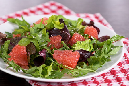 低的品尝麸质葡萄果色沙拉混合了生菜花和橄榄酱适当营养食品背景图片
