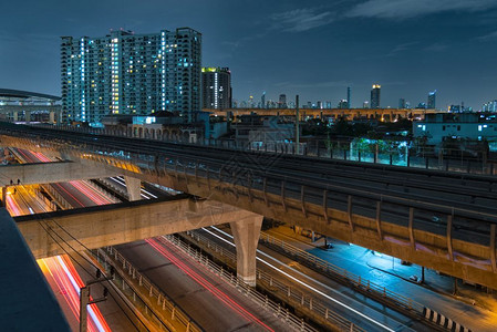 车皮地铁城市夜间生活中大都市的天际火车交通概念电的高清图片素材