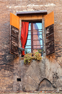 红色的意大利老房子里有百叶窗的户外细节图片