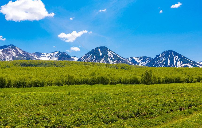 牧场山中夏月风景和有云的蓝天空环境丰富多彩的图片