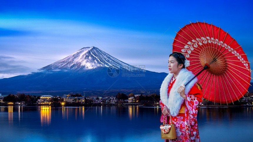 游客派对婚姻亚裔妇女在日本川口子湖藤山富士穿着日本传统和服图片