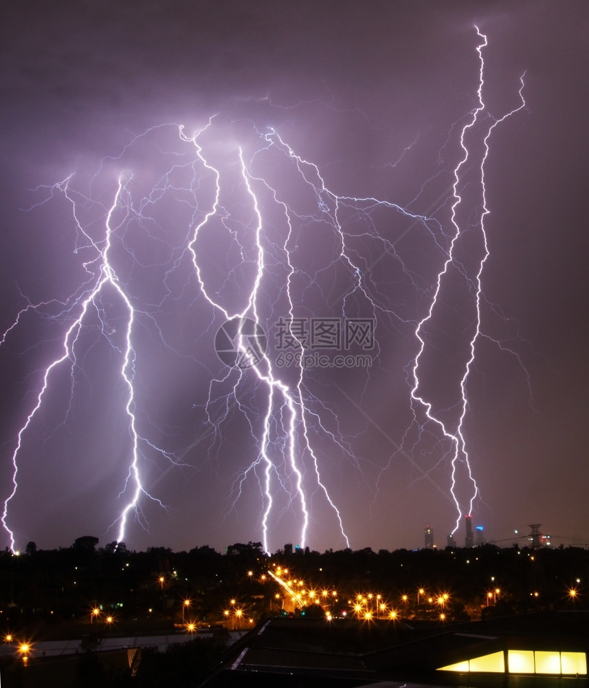 云在墨尔本市的天际线上闪电打击向墨尔本市的天际线发动攻击力量自然图片