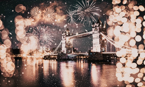 伦敦塔桥的圣诞节灯光和雪晚上城市的建筑学著名图片