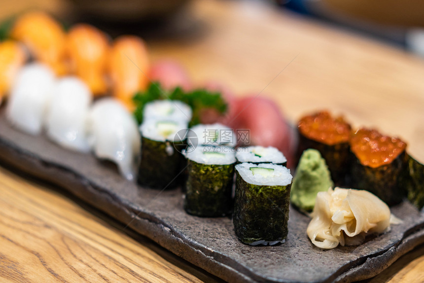 健康亚洲一顿饭带选择焦点的新鲜寿司图片