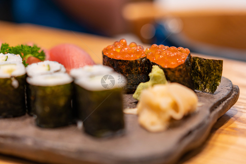 日本人带选择焦点的新鲜寿司鱼盘子图片