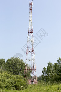 蜂窝天线城镇外的电信塔现代讯网大楼镇外的电信塔桅杆图片