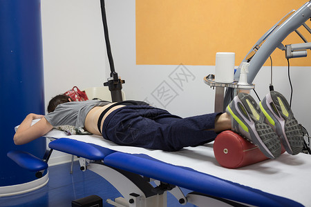电磁运动素材消炎药疼痛治疗女电磁泵躺在痛苦治疗女床下病前诊断抽液上疼痛治疗女床下抽水中系统组织背景