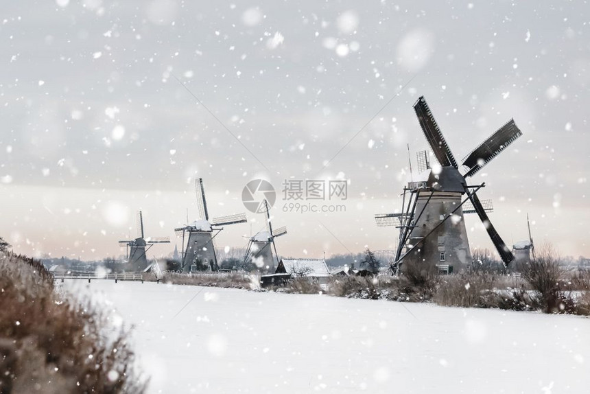 运河荷兰Kinderdijk的雪寒冬季风景观农村老风车停在荷兰奇幻背景中以自然光亮显示的单色中调小孩堤防冷冻图片
