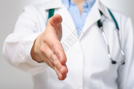 握手的女性医生背景图片