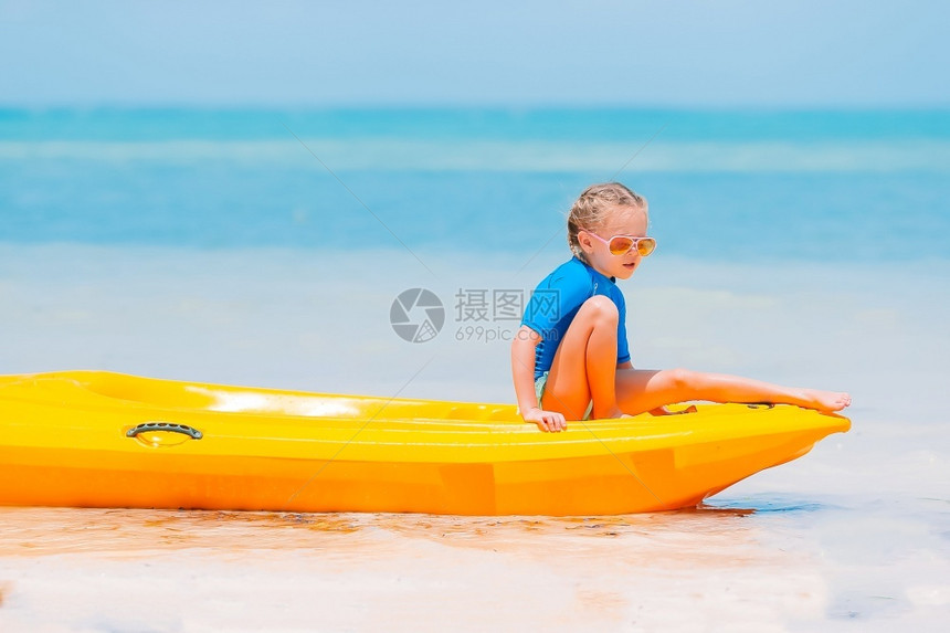 小男孩在海边划船图片