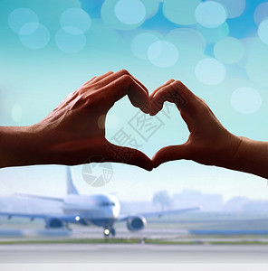 会合当甜心们在机场碰过时手的休眠片以心脏形式呈现出来轮廓旅行浪漫主义设计图片