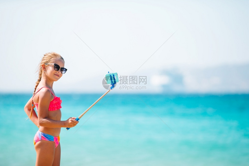 小女孩去海滩玩自拍图片