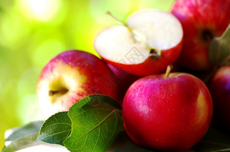 农场叶子生长桌上成熟的红苹果绿背景图片