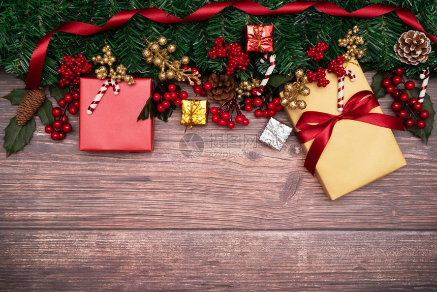 红色的圣诞季节背景和新年快乐礼物盒和木本红樱桃以丝带魔法图片