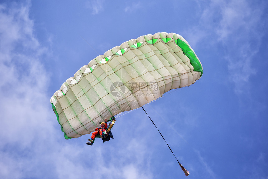 红色的美丽风险飞行在蓝天的极端活跃滑翔伞飞行极端活跃滑翔伞图片
