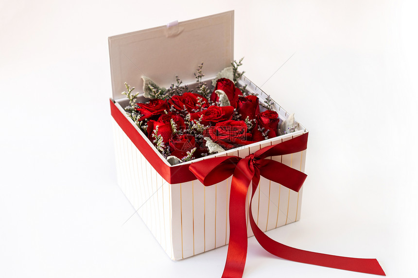 庆典白色背景的方形礼盒中浪漫红玫瑰丝带春天图片