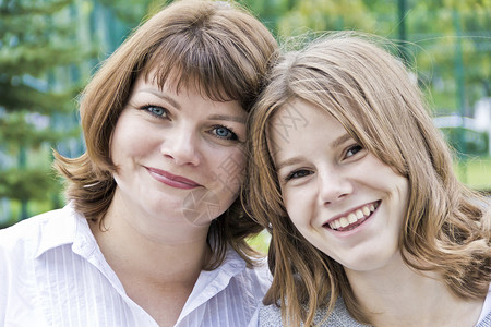 淑女四十相对的最幸福母亲和女儿在夏天14岁最快乐的母亲和女儿图片