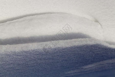 冻结白色的降雪在寒冷气候下阳光照亮了干净的雪流紧闭清漂移图片