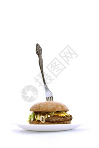 叉子卡在脂肪三明治中白背景小吃黄瓜绿色图片