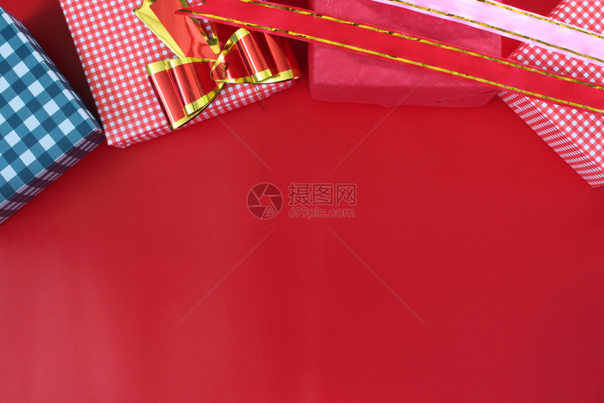金子最佳红色楼层Top视图上的圣诞装箱饰品并有复制空间用于设计地面图片
