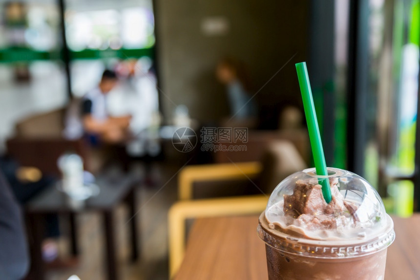 咖啡店背景的巧克力滑雪片糖浆甜的开胃菜图片