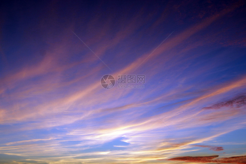 夏天夜晚微红日落时紫色天空上有粉红的云彩天堂景观美丽的傍晚天空带红色的云彩图片