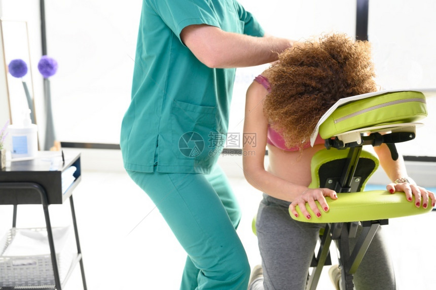 康复理疗师在水中心为孕妇做按摩高品质照片理疗师在水中心为孕妇做按摩身体的健康图片