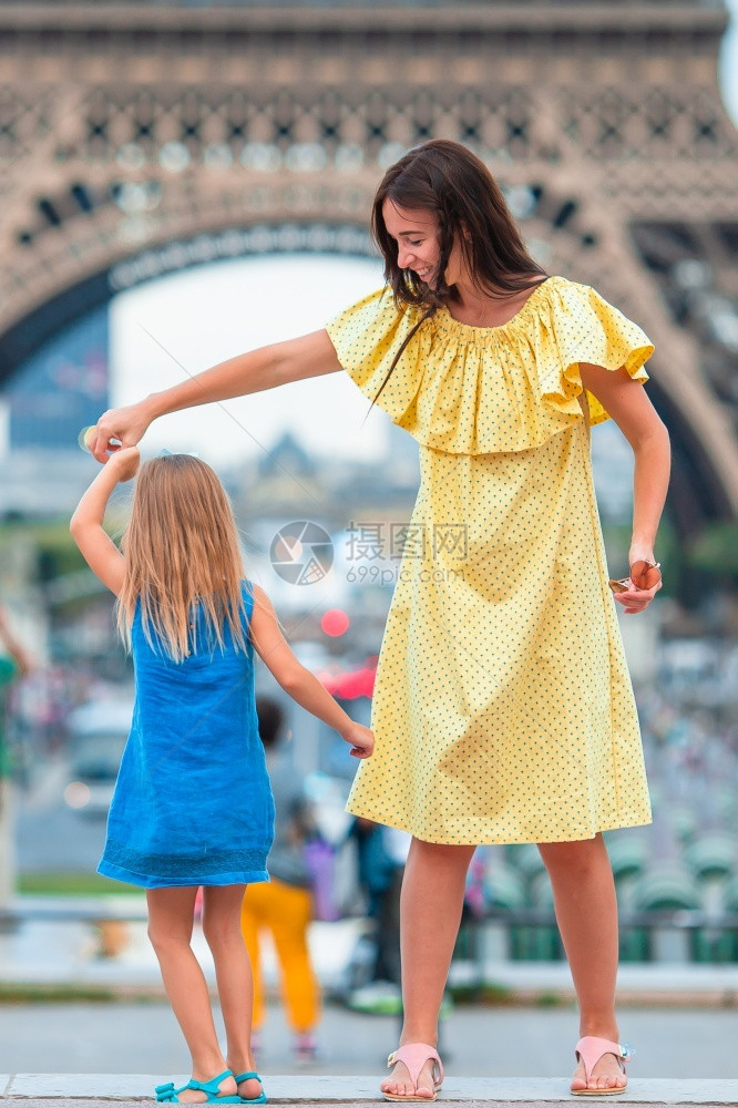 艾菲尔铁塔附近巴黎度假时快乐的母亲和可爱小女孩在暑假期间与小可爱女孩和她年轻妈一起共度欢乐在巴黎艾菲尔铁塔附近过暑假梦欧洲的靠近图片