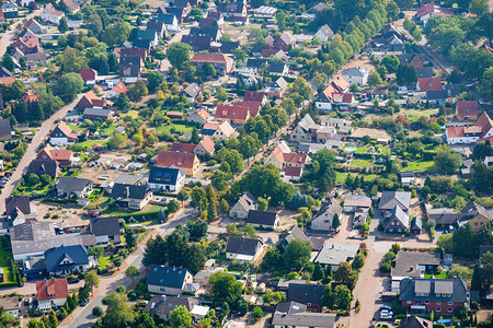 德国最美乡村结石对典型德国郊区的空中观察有独立房屋和近邻飞行时有旋翼机行时有偏僻房屋和近邻天线家庭设计图片