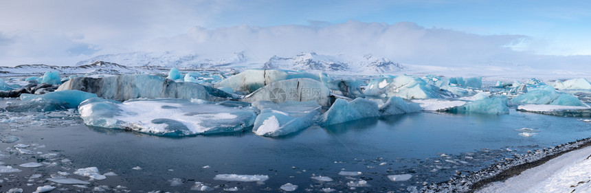 约古沙龙水瓦特纳冰川环礁湖Joekulsarlon的全景和冰山其背是川欧洲岛的冬季图片