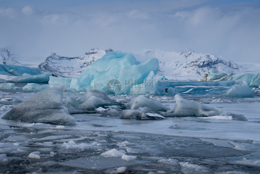 路德维希瓦特纳冰川乔库沙龙环礁湖Joekulsarlon的全景和冰山其背是川欧洲岛的冬季图片