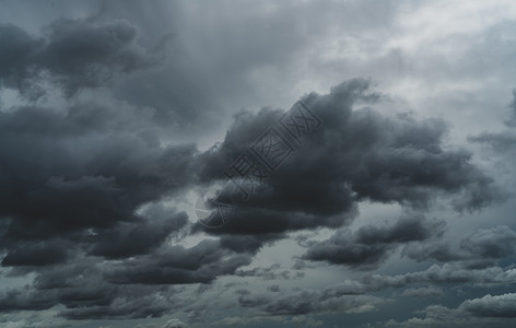 黑色的在雨季下前风云多喜雨天暴风云光彩色的幕荣耀和情绪背景万圣节夜云的背景自然风暴背景图片