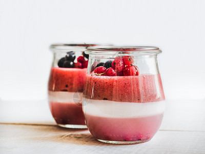 莓果果酱酸奶图片