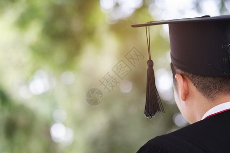 戴毕业帽粽子戴学士帽的学生背景