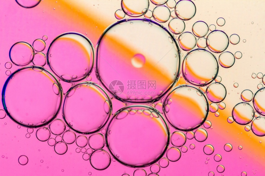 水油混合产生的彩色抽象背景图片