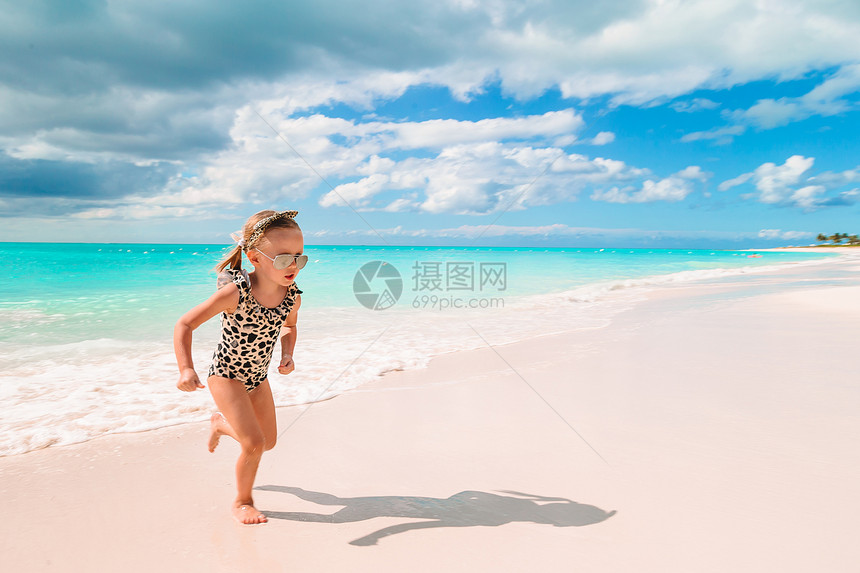 海边玩耍的小女孩图片