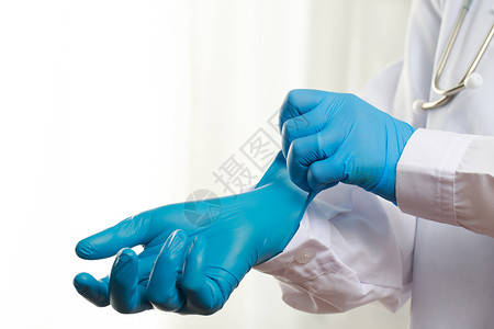 医生佩戴蓝色橡皮手套图片