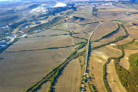 乡村的无人驾驶飞机从空中观察美丽的乡村有大山田地和公路牧场旅游图片
