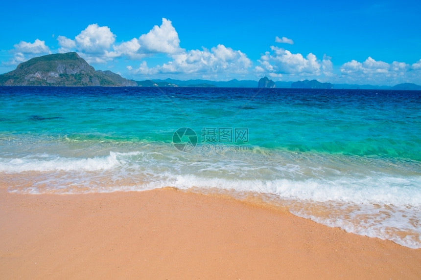 白色沙滩上美丽的蓝色海浪图片