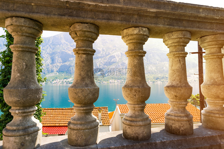 假期透过旧的柱状栏目和绿地景观浏览美丽的Perast风景图案城市巴尔干图片
