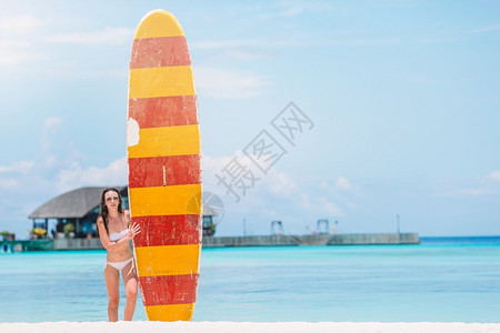 冲浪的女人假期在海边女性高清图片素材